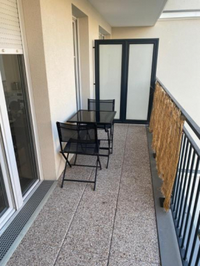 BEAU STUDIO NEUF AVEC TERRASSE